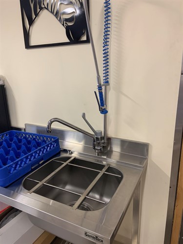 Förspolning med svängbar pip